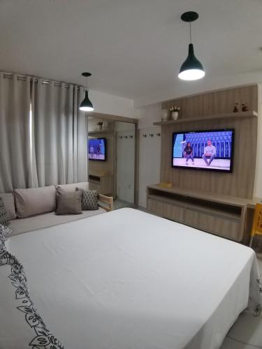 特雷西纳Smart Residence Flat - FLAT 605的卧室配有一张白色大床和一台平面电视。