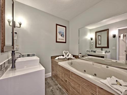 塔霍湖海文利酒店的一间浴室