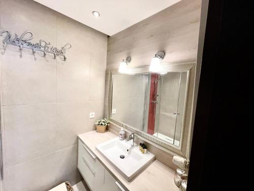 米兹多洛杰Edel Exclusive Apartments Villa Marea 102 Especially for You的一间带水槽和镜子的浴室