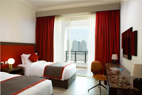 多哈Retaj Baywalk Residence的酒店客房设有两张床和窗户。