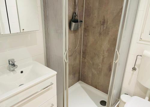 沙博伊茨Beach Chalet SunHus - modernes Chalet in Ostseenähe的带淋浴和盥洗盆的浴室