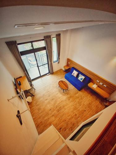 埔里埔里隱巷人文行旅民宿的享有带蓝色沙发的客厅的顶部景色。