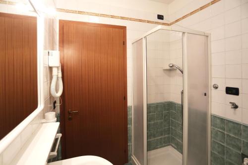卡奥莱TIGLI Lido Altanea的带淋浴和卫生间的浴室以及玻璃门。
