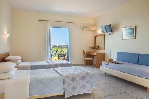 特拉佩扎奇Afrato Village Sea View apartments的酒店客房,设有两张床和一张沙发