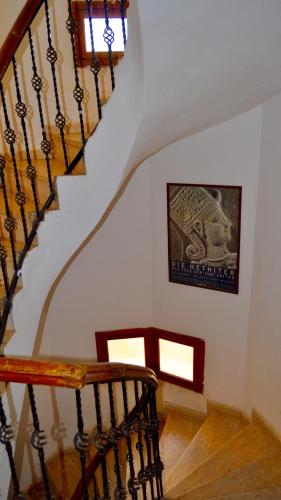 卡斯Eagle Nest的墙上画着画的房屋内的螺旋楼梯