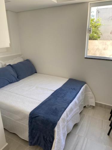 坎皮纳斯Pedra Branca的一间卧室配有一张带蓝色毯子的床