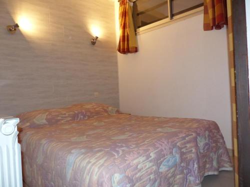 滨海阿热莱斯Agréable T2 climatisé的一间小卧室,卧室内配有一张床铺