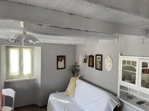 卢本尼彻Lubenice-Rodinis Room and Apartment的卧室配有白色的床和窗户。