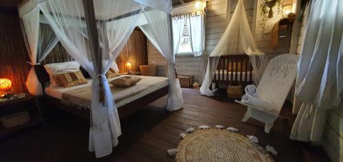 Hotel ECOLODGE LE RAVORAHA客房内的一张或多张床位