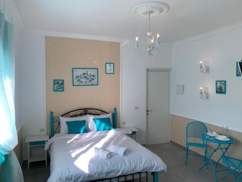 阿拉德Via Arad Apartments的一间卧室配有一张床、一张桌子和一个吊灯。