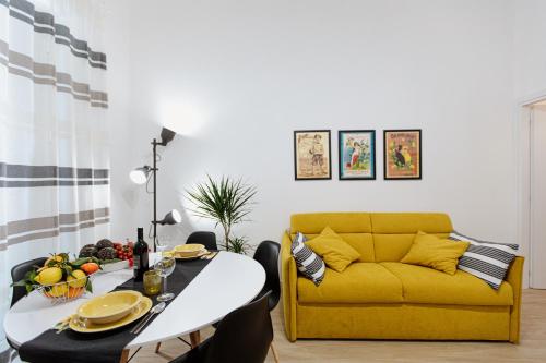 锡拉库扎Les Amis的客厅配有黄色的沙发和桌子