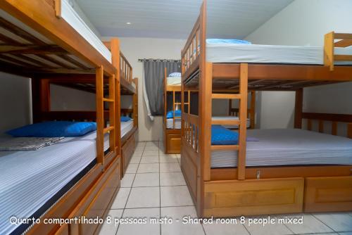 巴雷里尼亚斯Hostel Lençóis Park的宿舍间设有三张双层床。