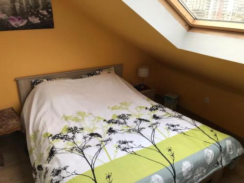 布兰肯贝赫Duplex Blankenberge的一间卧室配有一张带白色毯子的床和窗户。