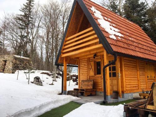 佩鲁恰茨Dren Chalet Lux - Banjska stena的雪中带红色屋顶的小木屋