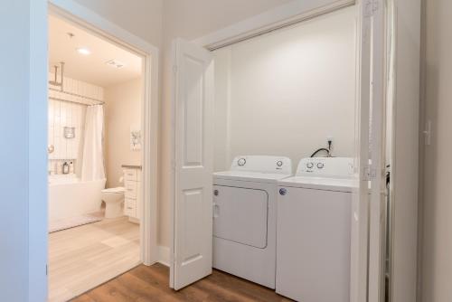 加尔维斯敦Meilleur的白色的浴室设有水槽和卫生间。