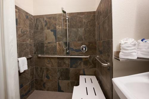 威尔克斯巴里麦克罗特酒店&套房的一间浴室