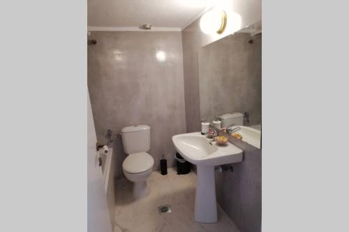 卡瓦拉Nicola's House - Palio的浴室配有白色卫生间和盥洗盆。