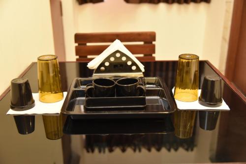 帕拉尼Sree Ganesh Inn的一张桌子,上面有两杯盘子
