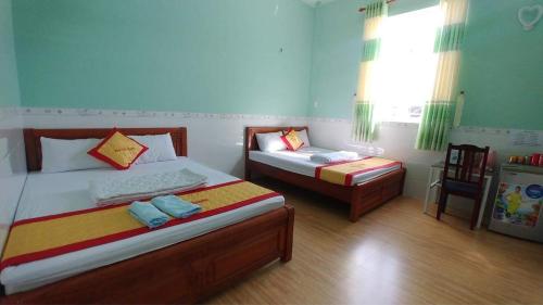 永熙Ngôi Sao Homestay的一间卧室设有两张床和窗户。
