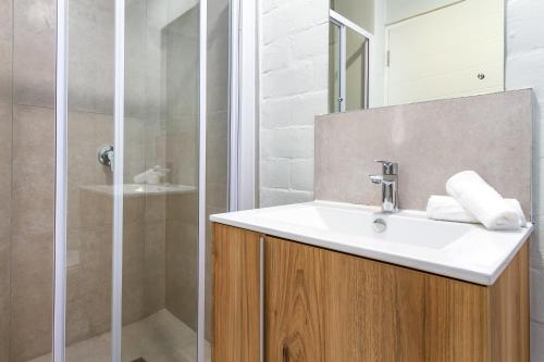 开普敦WINK Aparthotel Eaton Square的一间带水槽和淋浴的浴室