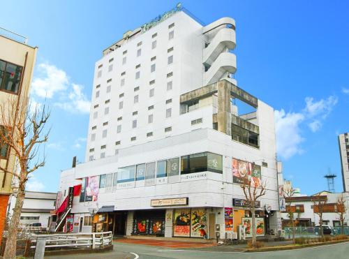 挂川市Royal Inn Kakegawa (Station Hotel 2)的一条城市街道上高大的白色建筑