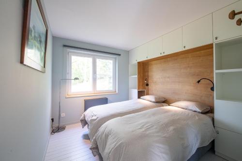 瑟穆瓦河畔夫雷斯Le Chalet的一间卧室设有两张床和窗户。