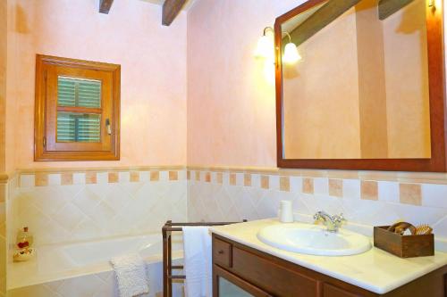 锡内乌Finca Son Rossinyol 128 by Mallorca Charme的一间带水槽、浴缸和镜子的浴室