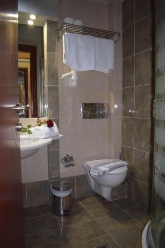 马尔马里埃维亚套房酒店的一间带卫生间和水槽的浴室