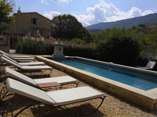 EygaliersMas en Baronnies Provençales的一座房子旁带躺椅的游泳池