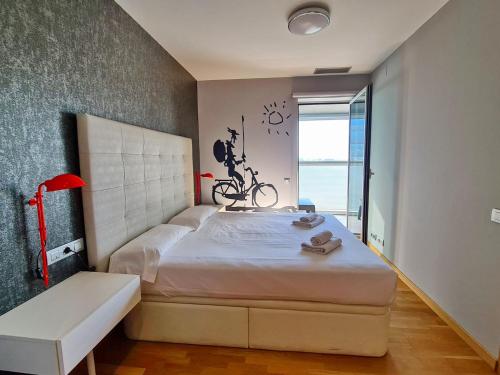 略夫雷加特河畔奥斯皮塔莱特巴塞罗那四季菲拉格兰街公寓的卧室配有一张床,墙上挂着自行车