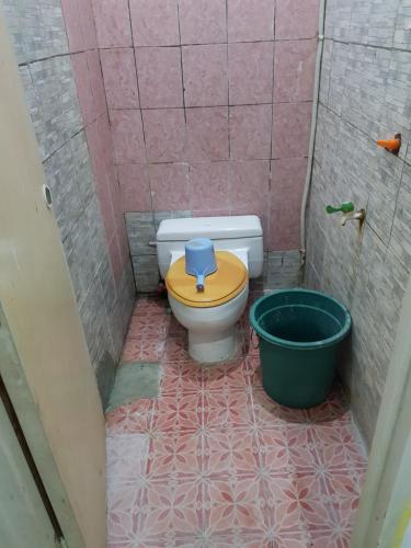 当格浪Hotel Alifah 2的浴室设有卫生间,内有水桶