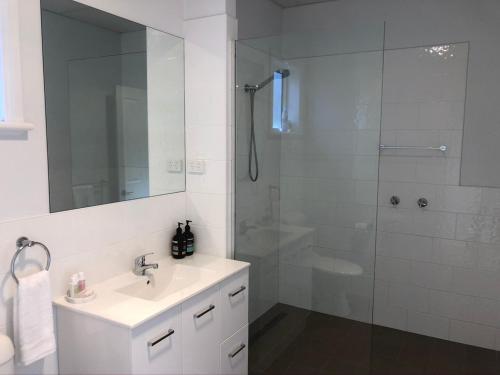 马奇Peppertree Hill的白色的浴室设有水槽和淋浴。
