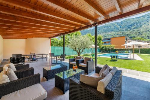 SantʼAntoninoHotel La Perla的带家具的户外庭院,享有游泳池的景色