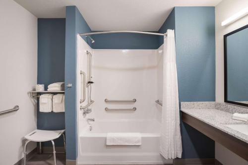 WoodSpring Suites Detroit Madison Heights的一间浴室