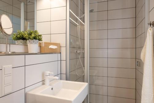 开姆尼茨阿尔特穆尔酒店的白色的浴室设有水槽和镜子