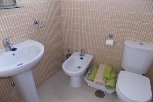 莫哈卡尔The Town House - Mojacar的浴室配有白色卫生间和盥洗盆。