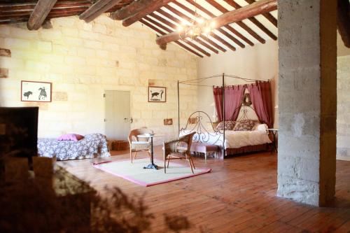 圣吉尔Mas de la Fosse的客厅配有床和桌椅