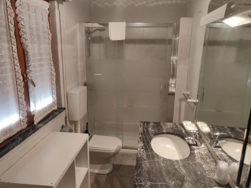 纳托鲁斯提契洛酒店的一间带水槽、卫生间和淋浴的浴室