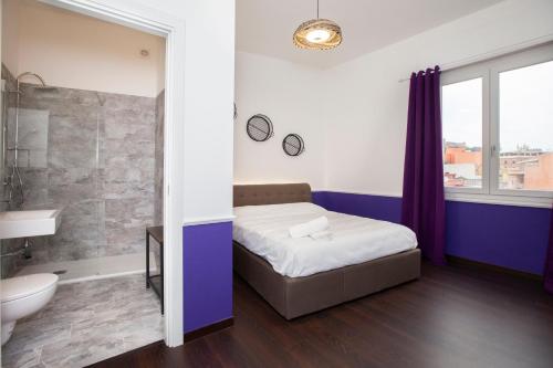卡利亚里Myrtus Guest House Cagliari的一间卧室设有一张床和一间浴室。