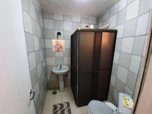坎布里Casa em Camburi的一间带卫生间和水槽的小浴室