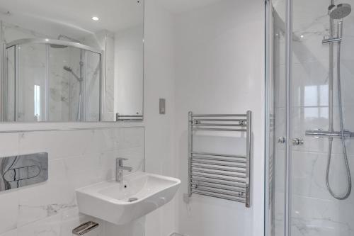 伯明翰Amazing Apartment in the heart of Birmingham的白色的浴室设有水槽和淋浴。