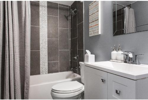 芝加哥Forrestville Ave Large Suite的浴室配有卫生间、盥洗盆和浴缸。