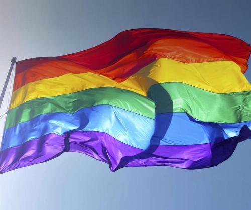 兹波利特Casa Nudista - LGBT Hotel的天空中飘着彩虹旗