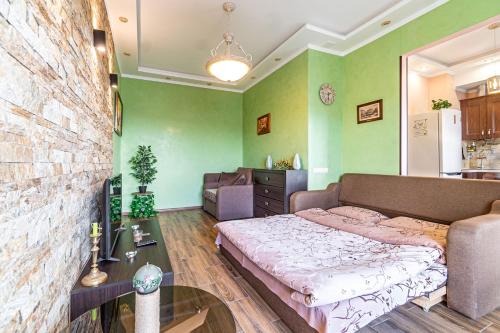 利沃夫Apartments “U prawnika”的一间卧室设有床铺和绿色的墙壁
