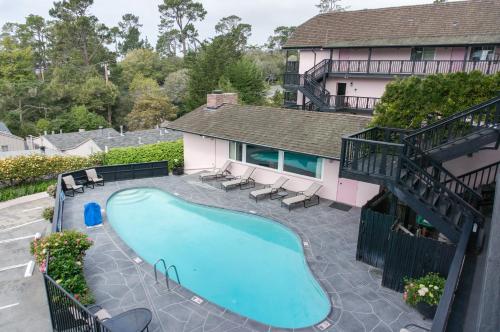 卡梅尔霍夫萨斯之家酒店的房屋前游泳池的顶部景色