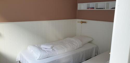 腓特烈港bb kanstrup的一间设有白色床的房间,床的十字架
