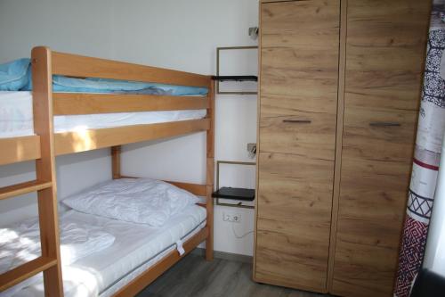特罗法伊亚赫Ferienwohnung Palme的一间卧室配有两张双层床和一个衣柜