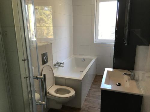 BaddeckenstedtBiker's Base Baddeckenstedt的白色的浴室设有卫生间和水槽。
