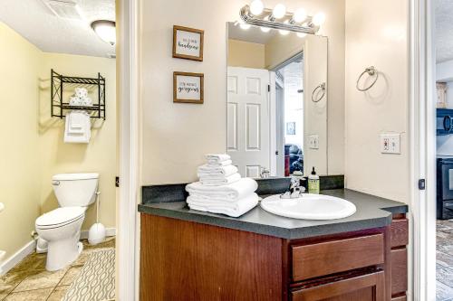 加登城Harbor Village 14-Plex Condo 120的一间带水槽、卫生间和镜子的浴室