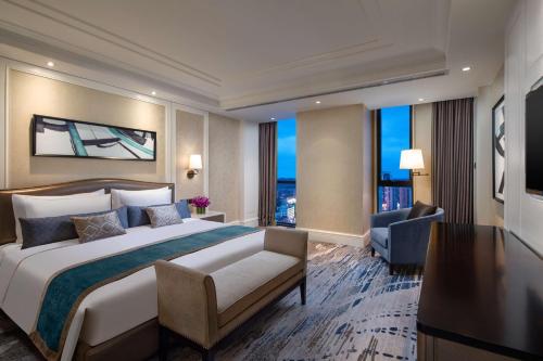 武汉武汉黄陂华美达广场酒店的配有一张床和一张书桌的酒店客房